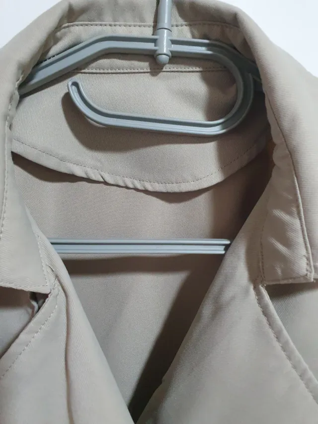 Gabardina corta beige mujer