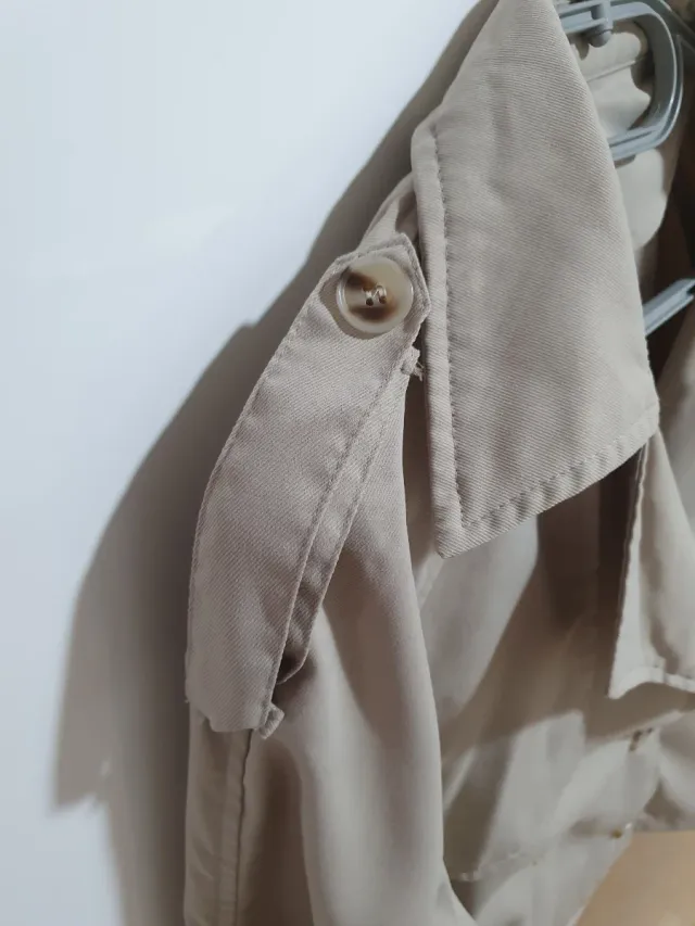 Gabardina corta beige mujer
