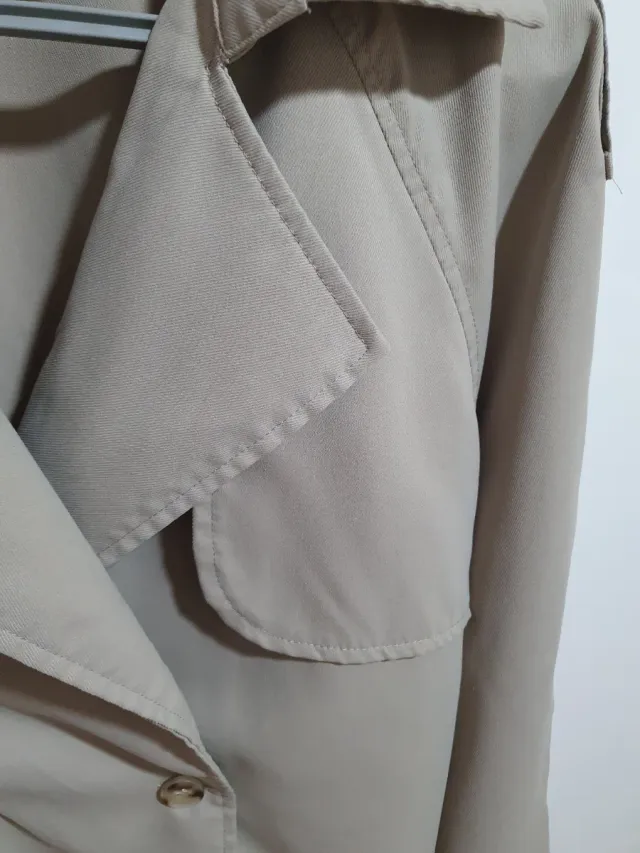 Gabardina corta beige mujer