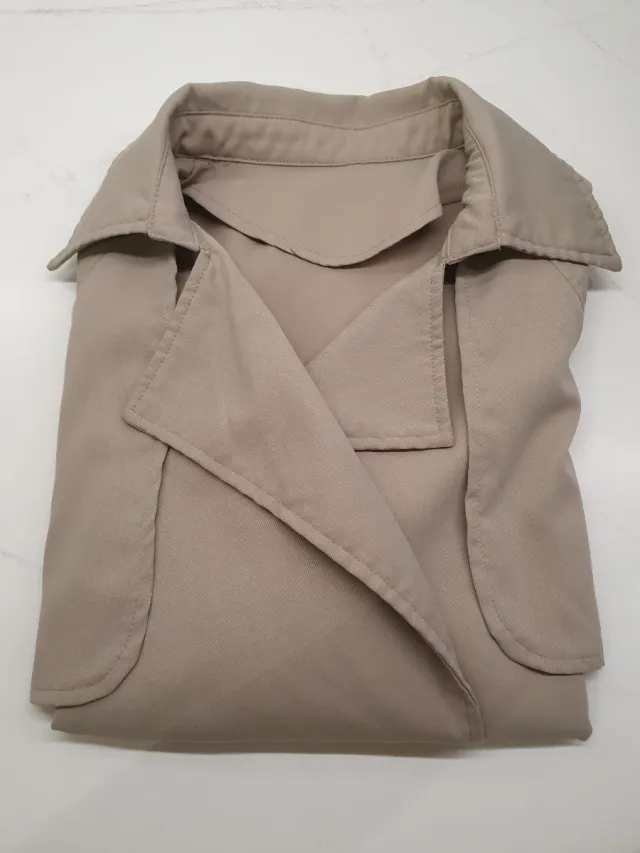 Gabardina corta beige mujer