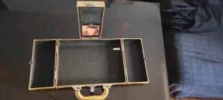 Maletín dorado con asa y cierre, precio negociable