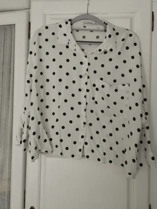 Blusa de lunares blanca y negra