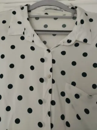 Blusa de lunares blanca y negra