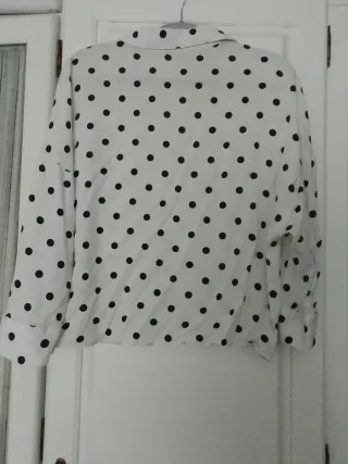 Blusa de lunares blanca y negra