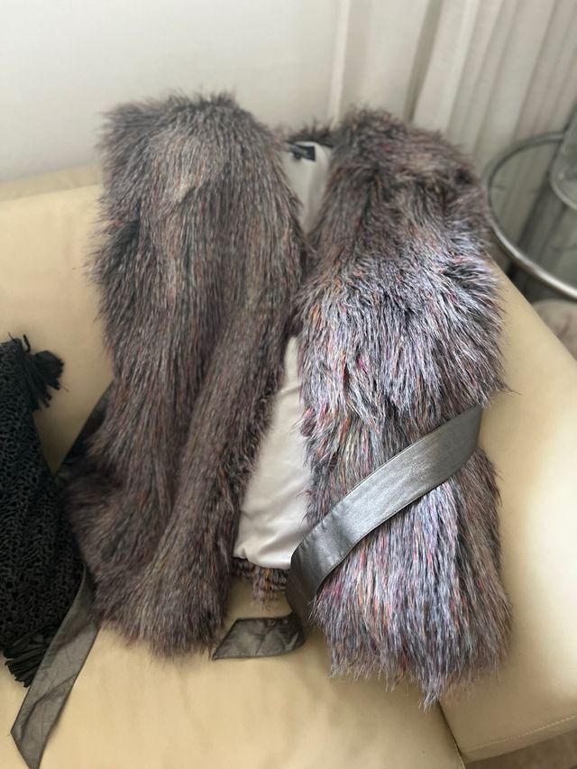 Chaleco peludo Van-Dos con cinturón