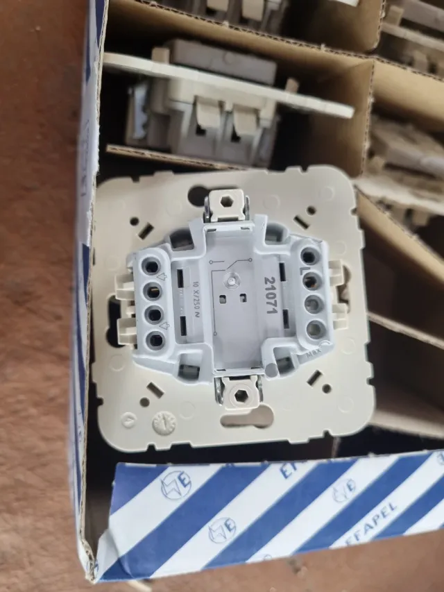 Conmutador EFAPEL 21071 VA-ET-VIENT