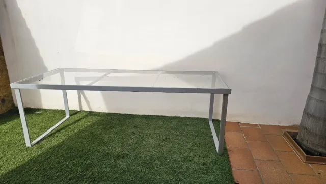 Mesa de jardín cristal y metal gris y sillas