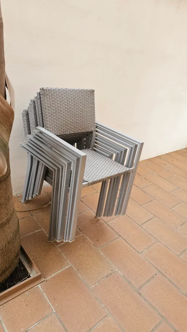 Mesa de jardín cristal y metal gris y sillas