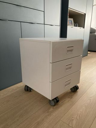 Mueble blanco 3 cajones con ruedas.
