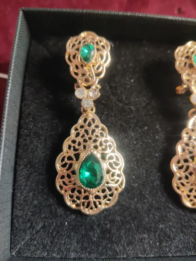 Pendientes dorados con piedra verde lágrima