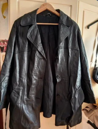 Gabardina de piel negra