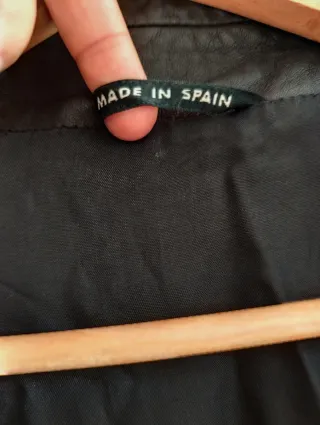 Gabardina de piel negra