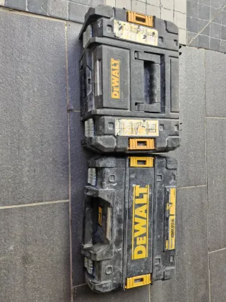 Cajas vacías de atornilladora y taladro.