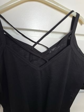Blusa negra Shein con tiras cruzadas
