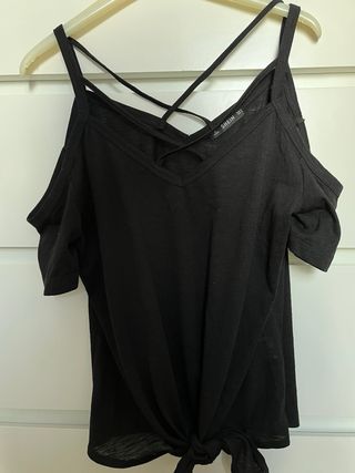 Blusa negra Shein con tiras cruzadas
