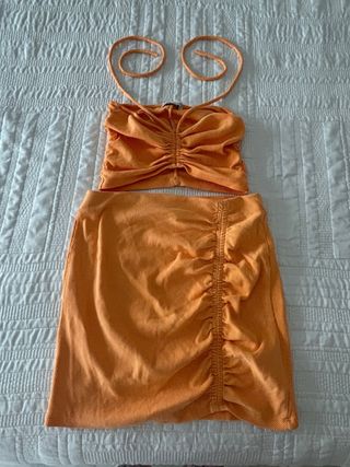 Conjunto naranja falda y top drapeados