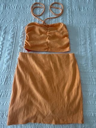 Conjunto naranja falda y top drapeados