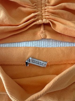 Conjunto naranja falda y top drapeados