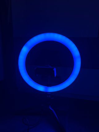 Aro de luz con trípode y soporte móvil.