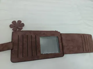 Monedero tarjetero marrón con flor