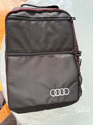 Mochila Audi Negra cruzada.