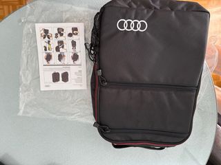 Mochila Audi Negra cruzada.