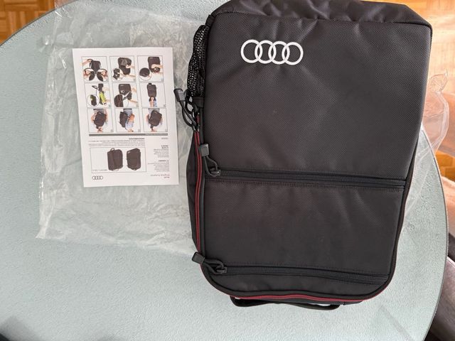 Mochila Audi Negra cruzada.