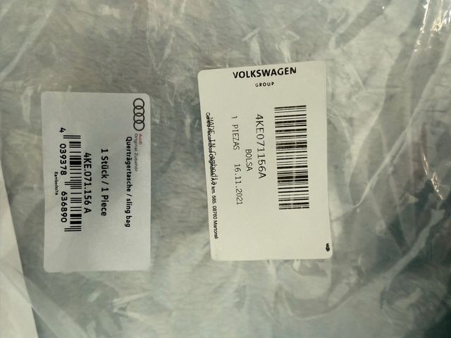 Mochila Audi Negra cruzada.