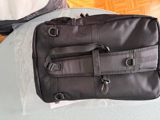 Mochila Audi Negra cruzada.