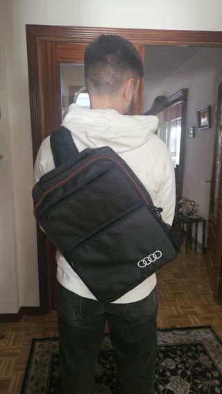 Mochila Audi Negra cruzada.