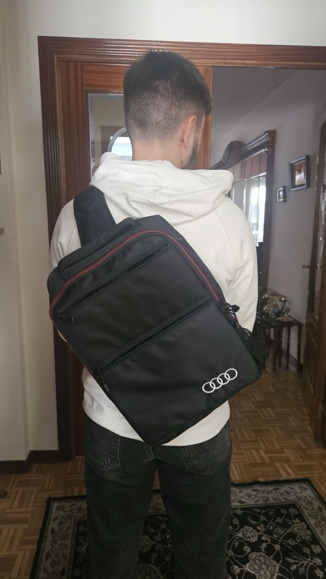 Mochila Audi Negra cruzada.