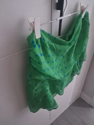 Falda corta verde lunares azules