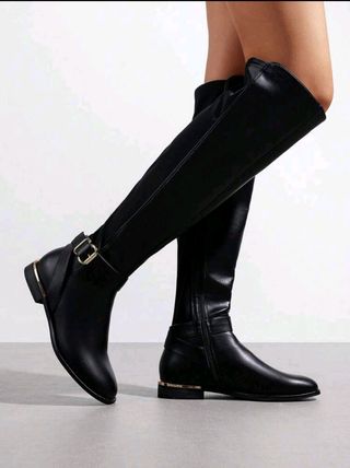 Botas altas negras con hebilla y detalle dorado