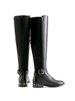 Botas altas negras con hebilla y detalle dorado