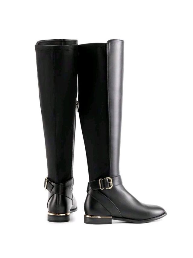 Botas altas negras con hebilla y detalle dorado