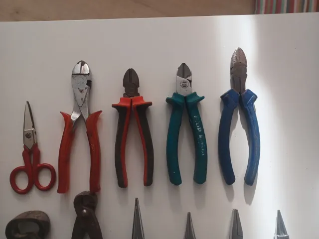 Lote de alicates y herramientas