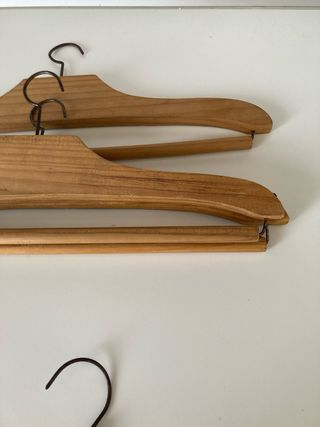 Perchas antiguas de madera y metal