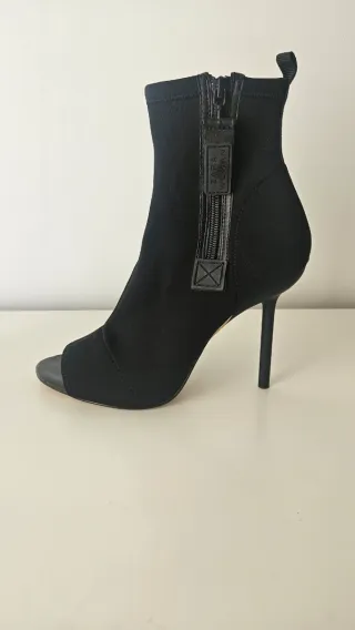 Botín Zara tacón fino peep toe negro