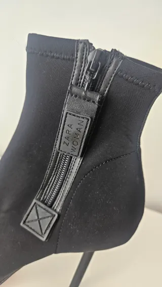 Botín Zara tacón fino peep toe negro