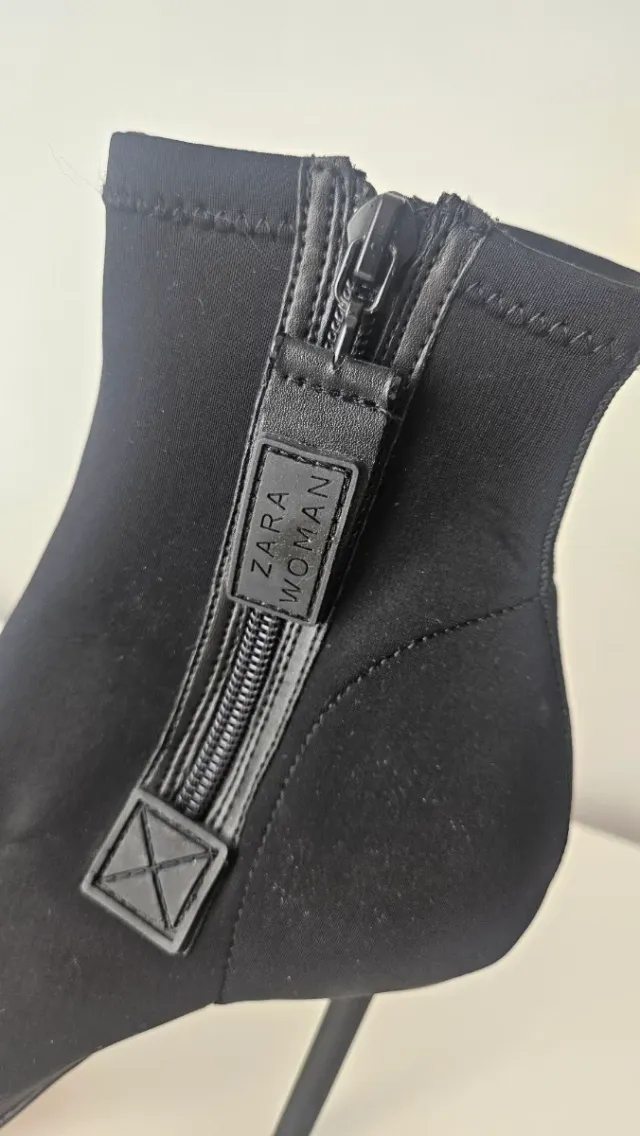 Botín Zara tacón fino peep toe negro