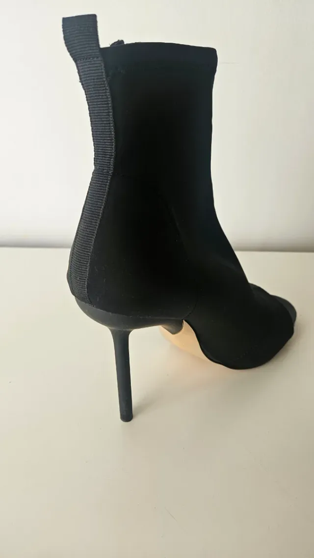 Botín Zara tacón fino peep toe negro