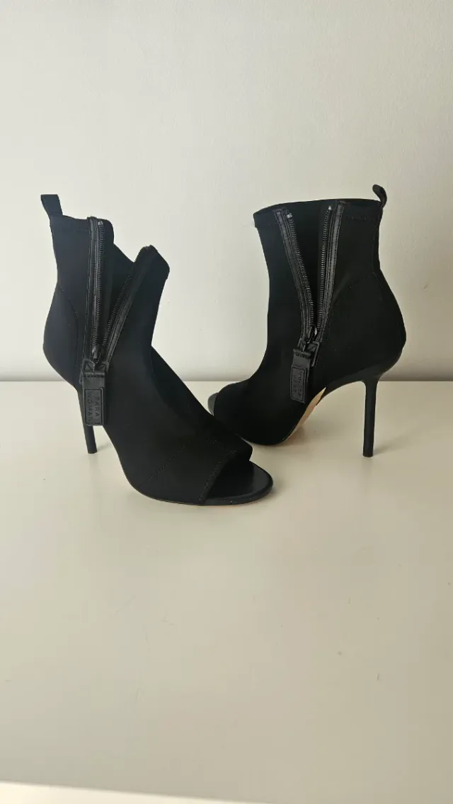 Botín Zara tacón fino peep toe negro