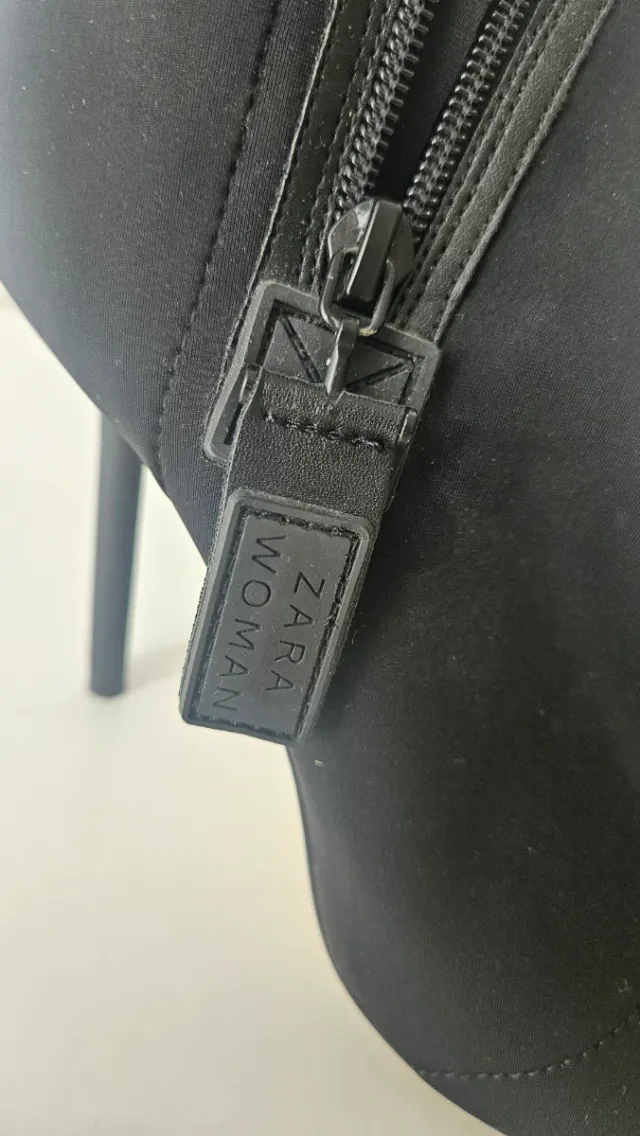 Botín Zara tacón fino peep toe negro