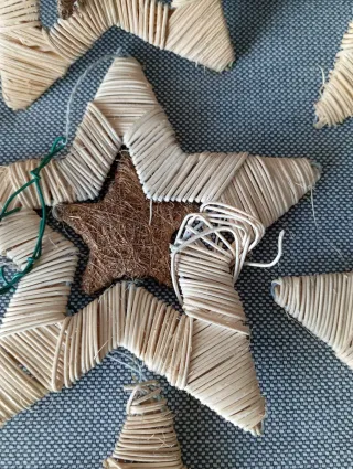 Adornos Navideños Estrella alambre paja y Yute