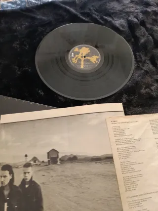 Libro U2 + Vinilo U2 The Joshua Tree
