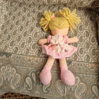 Bambola di pezza con capelli biondi