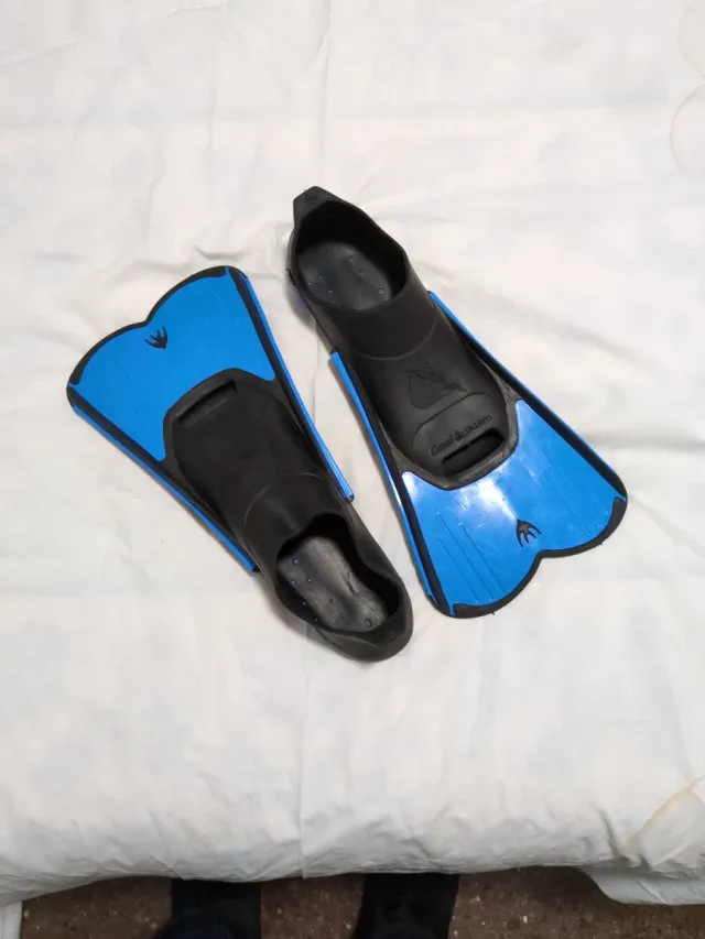 Aletas de natación azules y negras