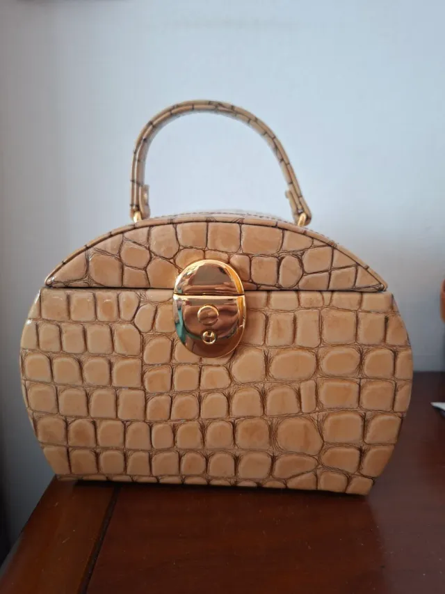 Joyerero beige y dorado