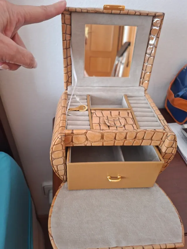 Joyerero beige y dorado