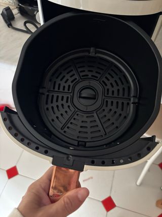 Freidora de aire color crema y cobre